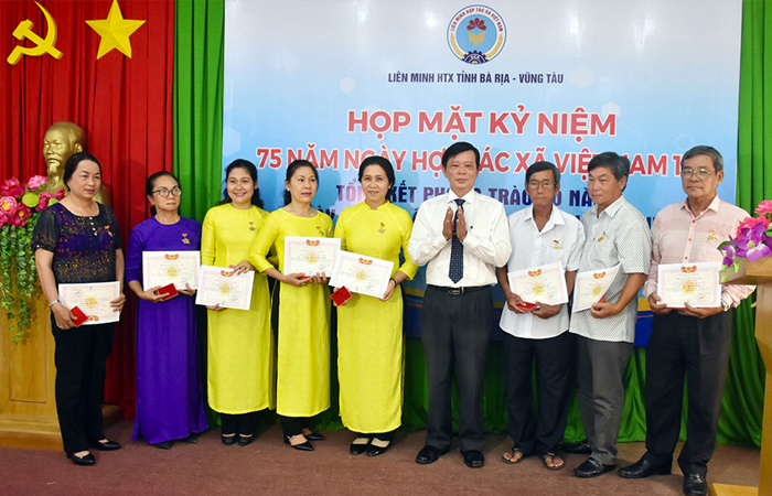 Ông Nguyễn Ngọc Thương, Chủ tịch Liên minh HTX tỉnh trao Kỷ niệm chương Vì sự nghiệp phát triển HTX cho các cá nhân.