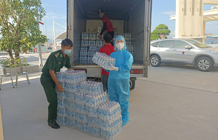 HTX Nông nghiệp và Dược liệu trao tặng 100 thùng nước đóng chai cho Đồn biên phòng Bến Đá.