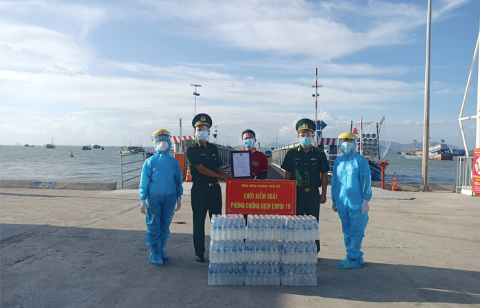 Tặng gần 25.000 chai nước tinh khiết cho tuyến đầu chống dịch